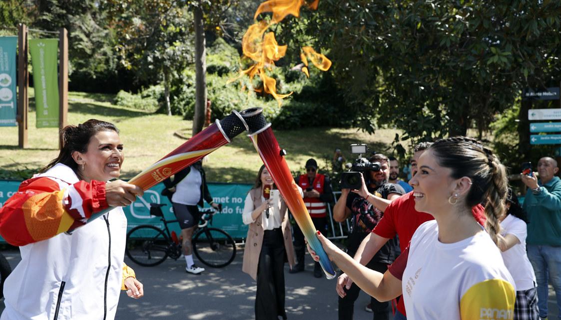 El fuego panamericano recorre las calles de Santiago rumbo al Estadio Nacional. 