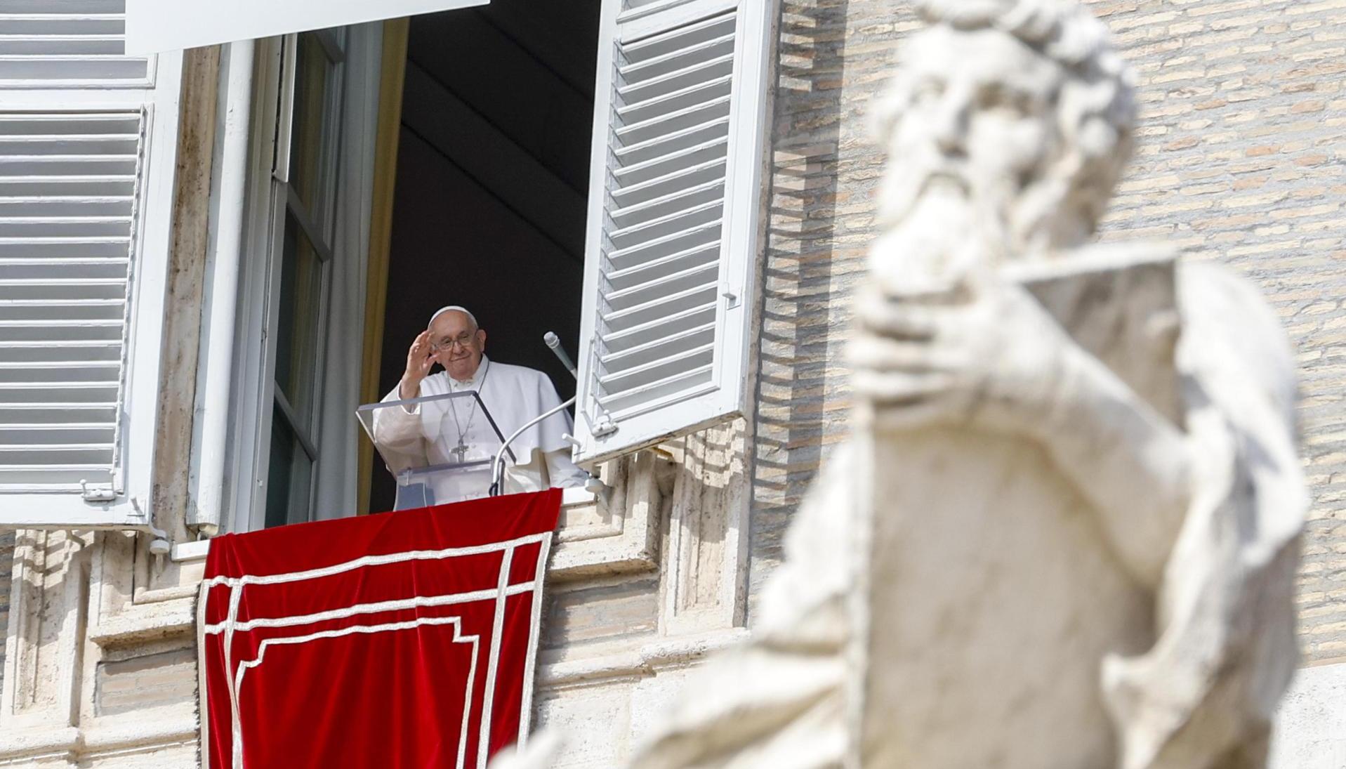 El Papa Francisco dirige el rezo del Ángelus desde la ventana de su despacho.