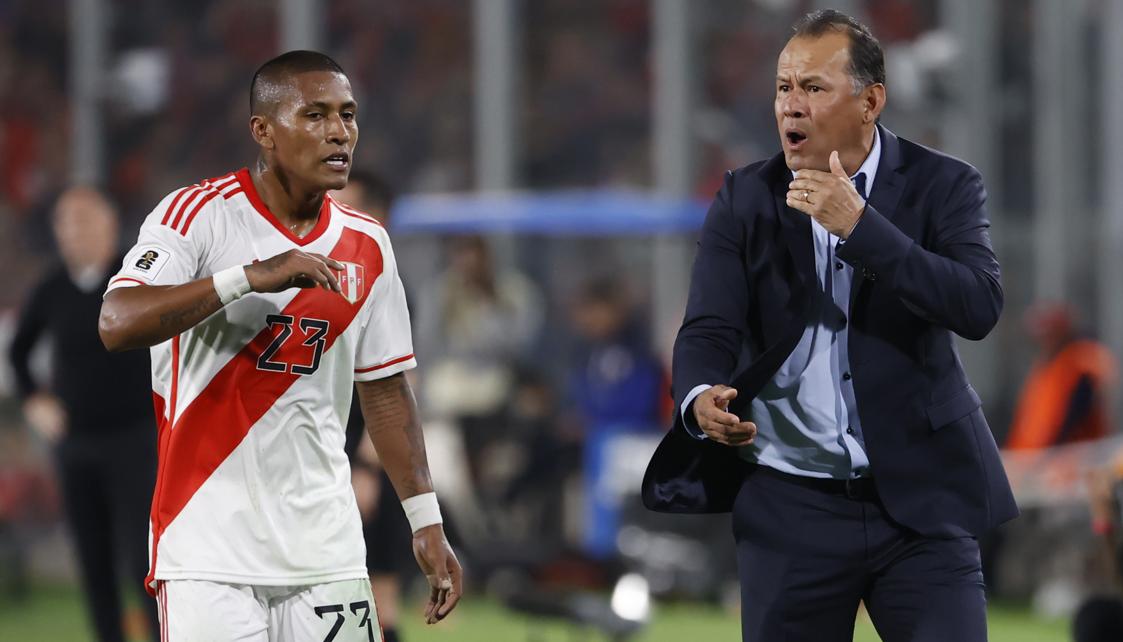 Pedro Aquino recibe instrucciones del técnico de la selección peruana Juan Reynoso.