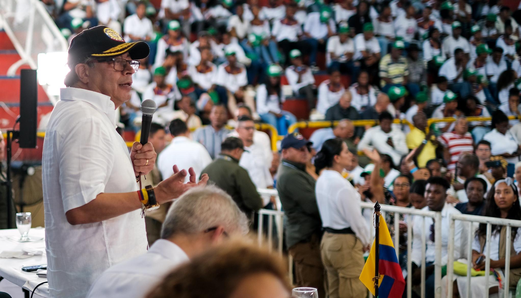 El Presidente Gustavo Petro dando un discurso en Tumaco, Nariño.