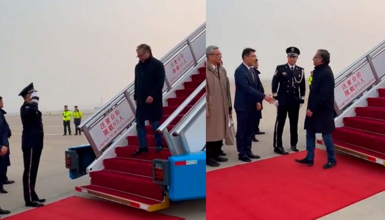 El presidente Petro recibió flores a su arribo al aeropuerto de Pekín