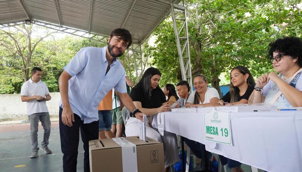 El alcalde de Barranquilla, Jaime Pumarejo, votó en el Colegio La Enseñanza. 