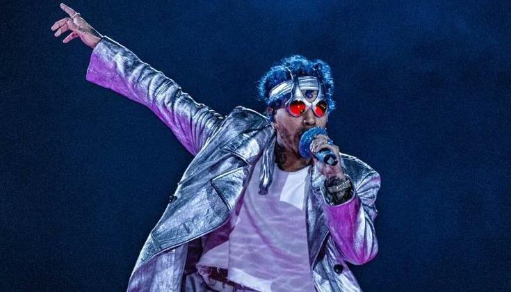 Rauw Alejandro en medio de un concierto.