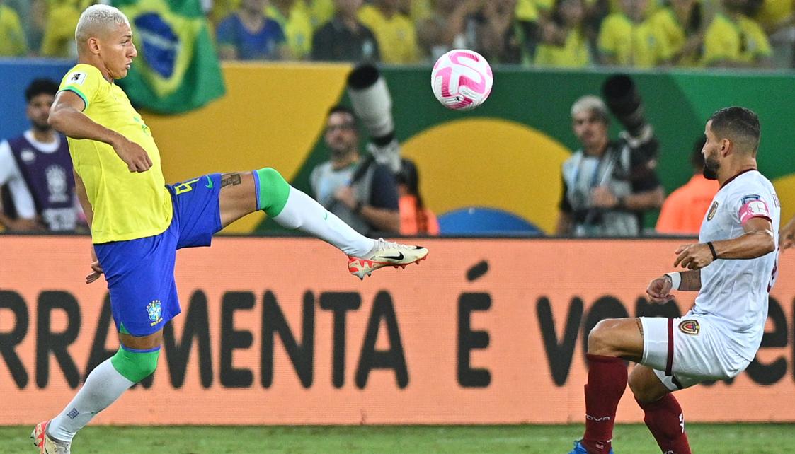 Richarlison intenta dominar la pelota ante la presión de Tomás Rincón.