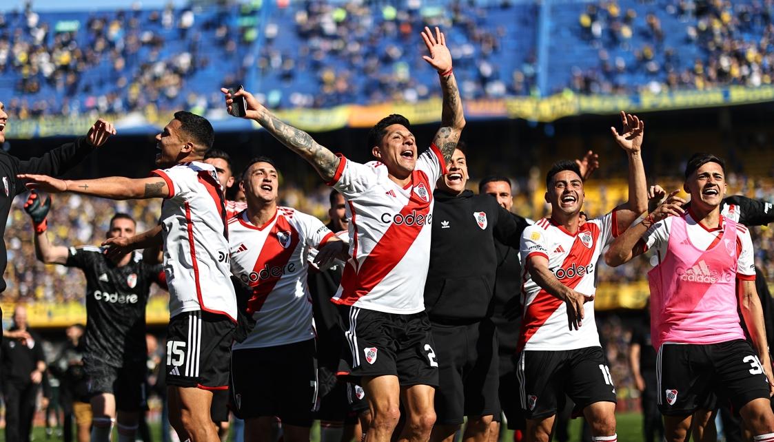 Jugadores de River Plate celebrando la victoria tras el final del partido en la Bombonera. 