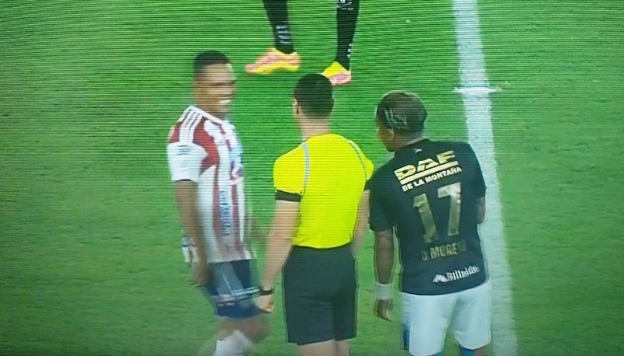 Carlos Bacca y Dayro Moreno riéndose de Wilmar Roldán.