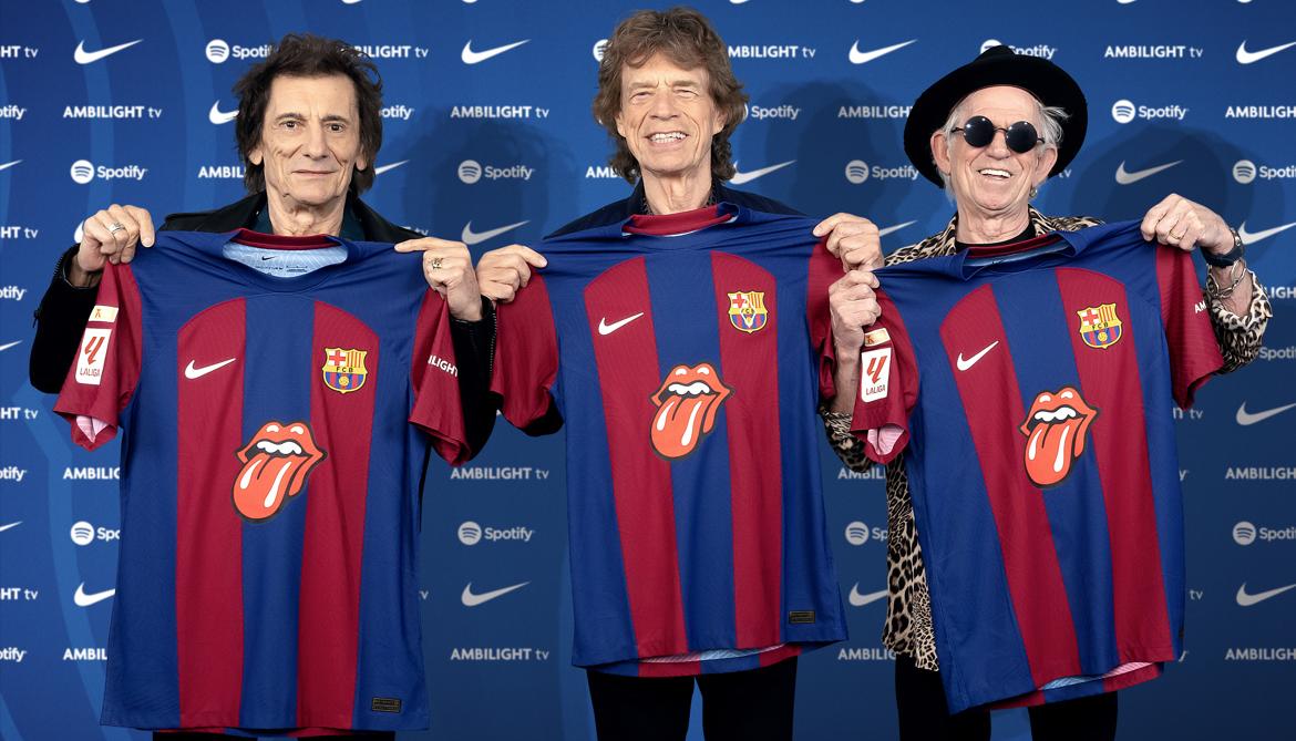 Ronnie Wood, Mick Jagger y Keith Richards exhiben la camiseta especial del Barcelona para el clásico contra Real Madrid.