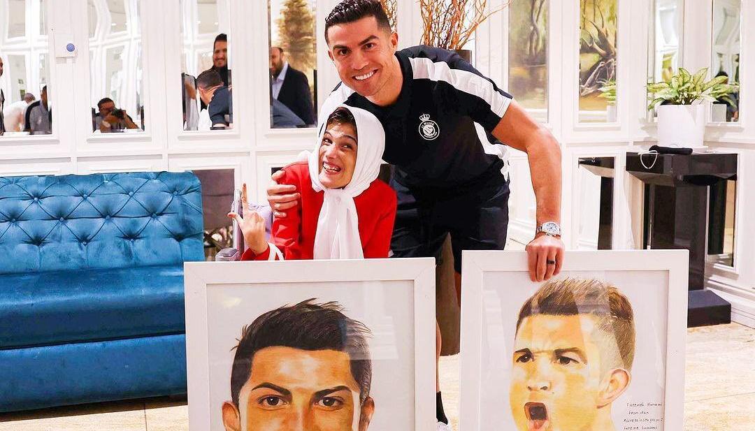 Cristiano Ronaldo abrazando a la pintora Fatemeh Hamami.