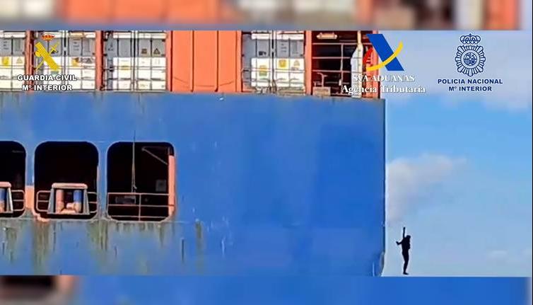 La Guardia Civil captó el momento en que los hombres se lanzan al mar