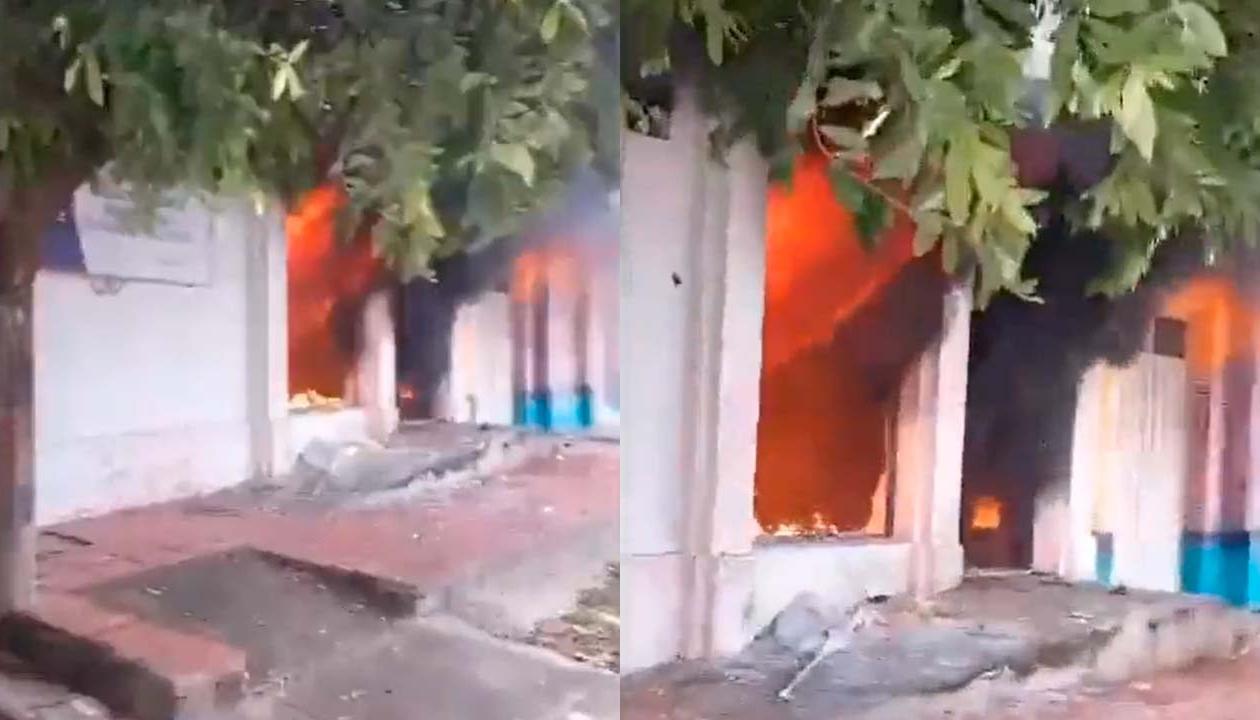 Sede de la Registraduría en Gamarra, Cesar, ardiendo en llamas.