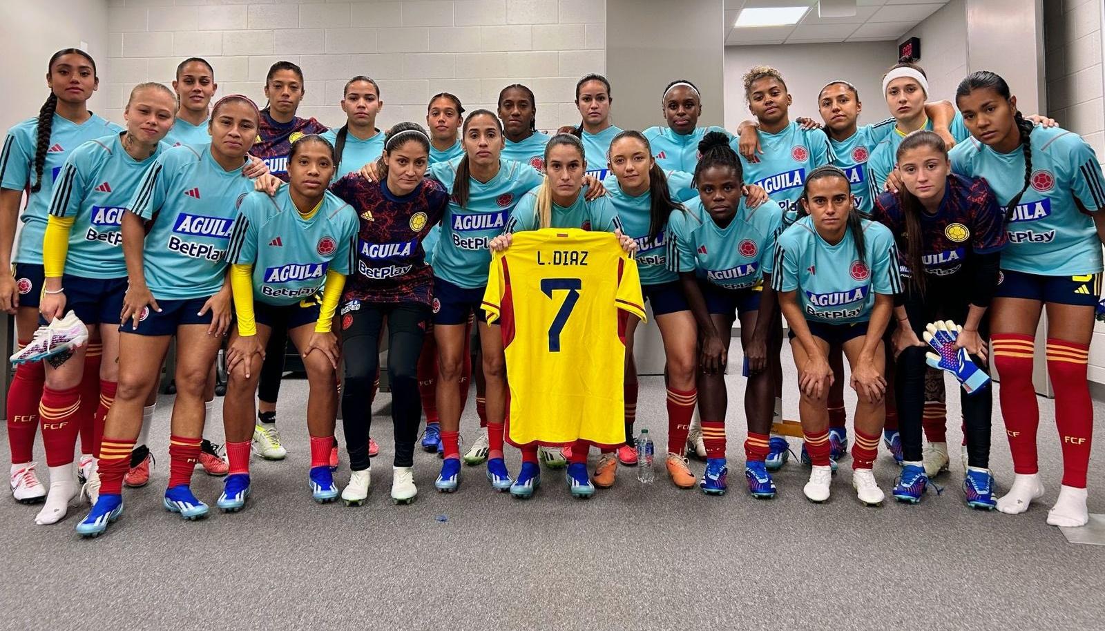 La Selección Colombia femenina con la camiseta de Luis Díaz. 