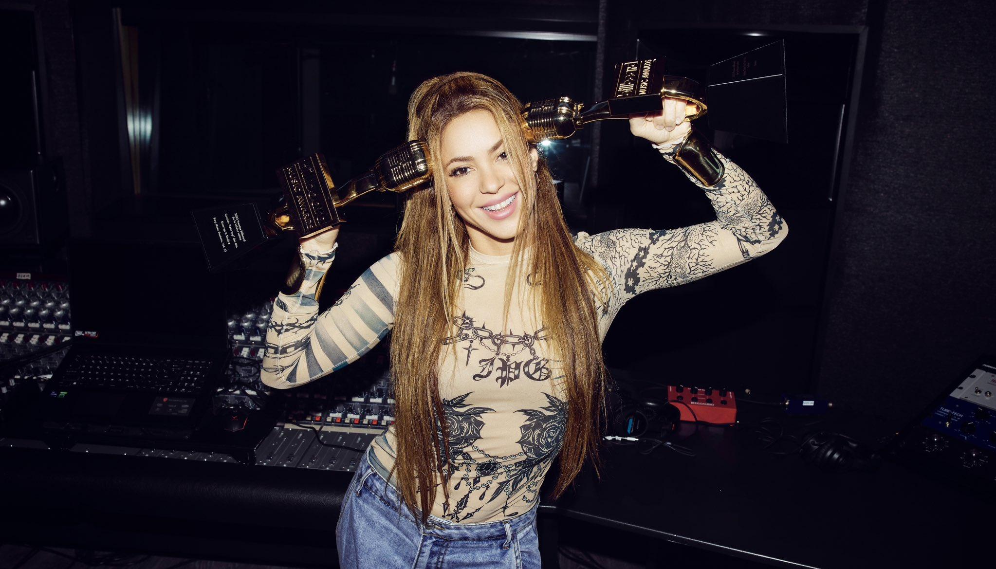 Shakira posando con sus galardones de los Billboards.