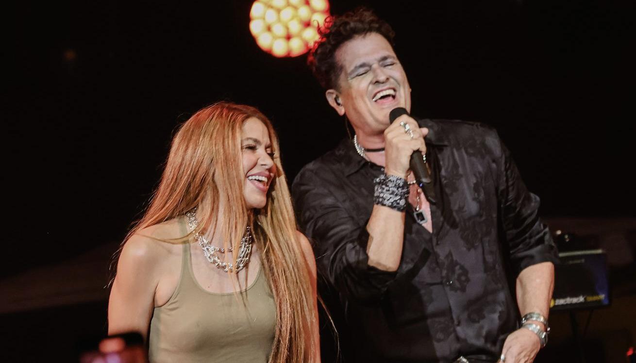 Shakira y Carlos Vives cantando juntos en un concierto en Miami.