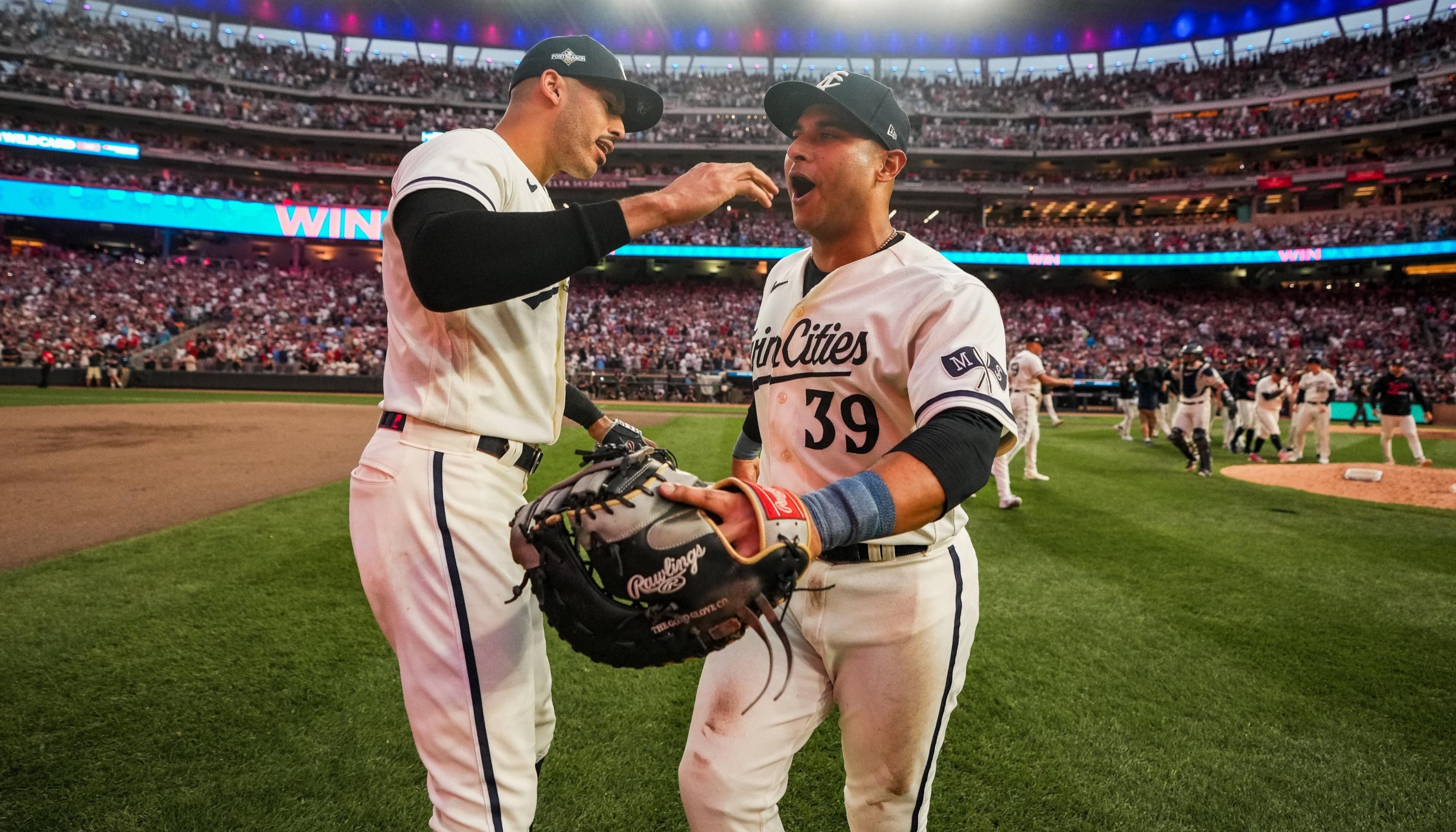 Dónovan Solano recibe la felicitación de Carlos Correa al final del juego. 
