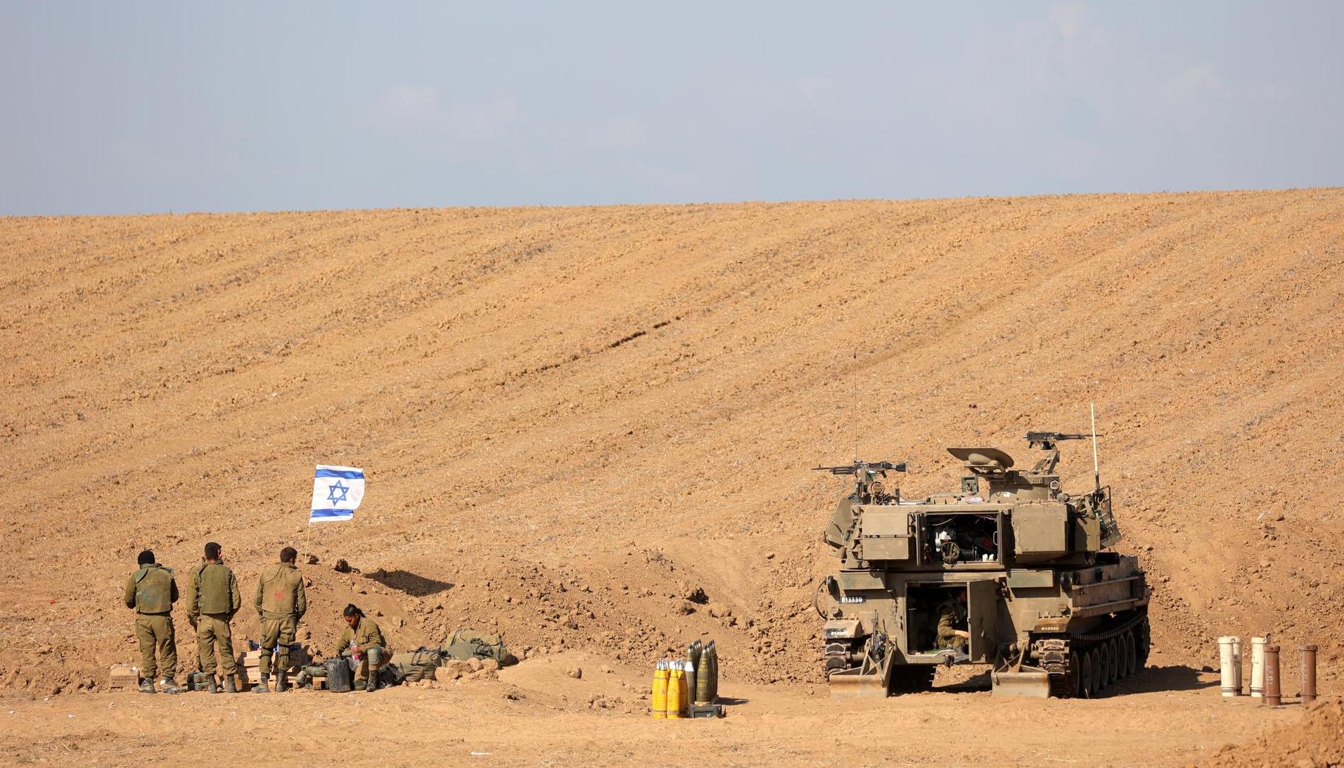 Soldados israelíes permanecen a lo largo de la frontera con Gaza, en el sur de Israel.