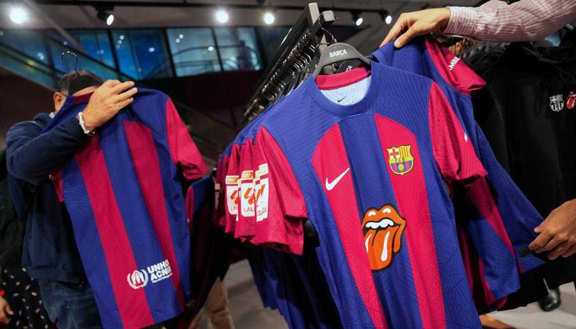 La camiseta edición especial del Barcelona con el logo de los Rolling Stones. 