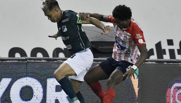 Teófilo Gutiérrez en un duelo con Didier Moreno. 