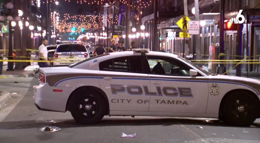 La calle de la tragedia en Tampa tras el tiroteo en noche de Halloween.
