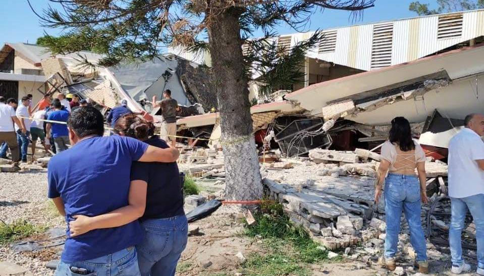 Personas observan el epicentro de la tragedia en la iglesia  Santa Cruz, Tamaulipas