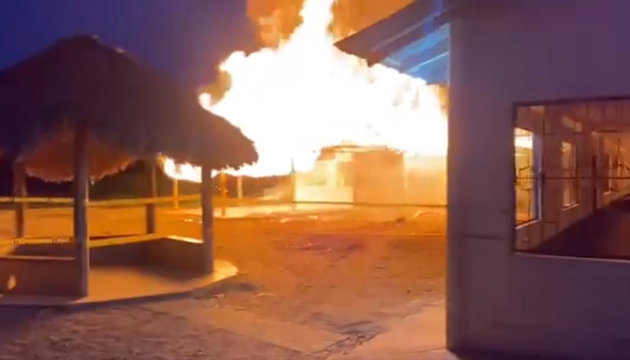 El incendio en el kiosco donde se realiza el conteo de votos