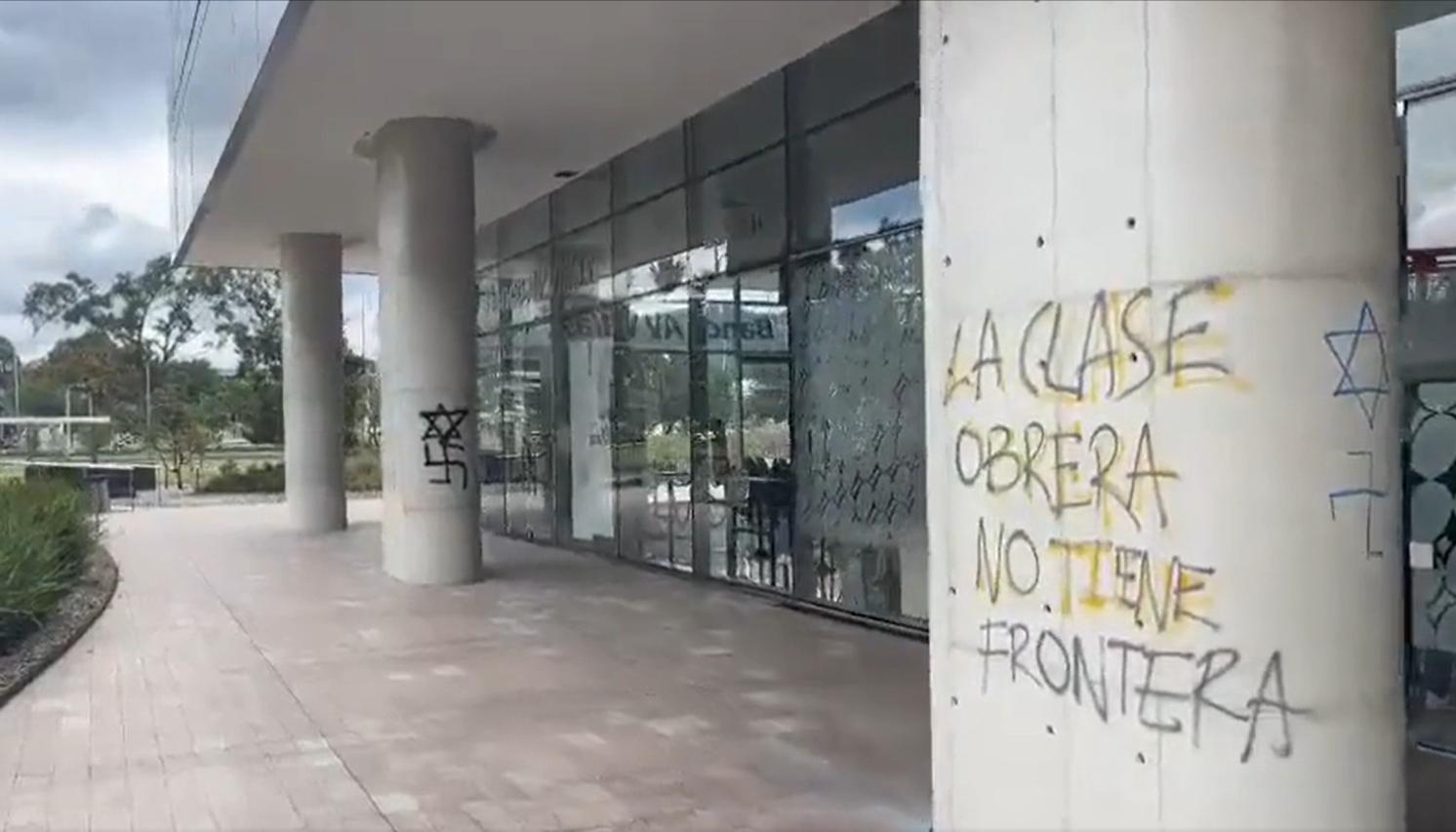 Parte de los actos de vandalismo contra la Embajada de Israel en Bogotá.