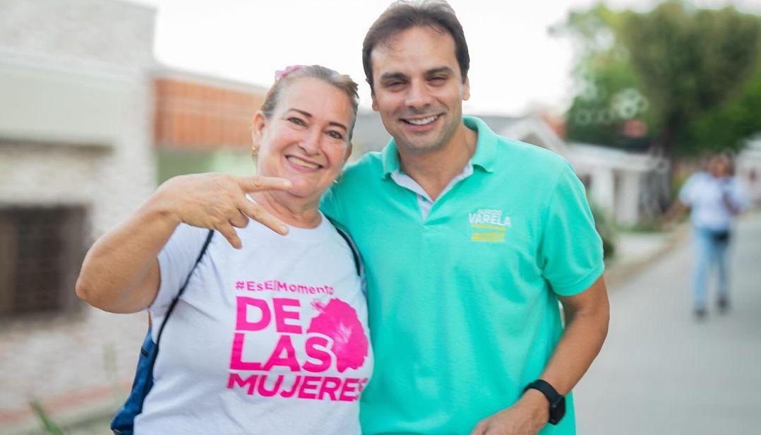 El candidato Alfredo Varela con una de sus simpatizantes