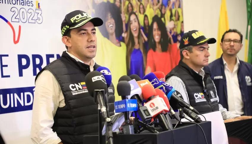 El Registrador Alexander Vega, dando el reporte sobre la normalidad en la entrega del material electoral.