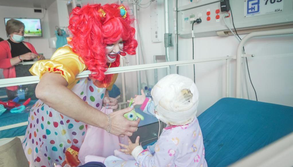 Verónica Alcocer dialoga con un niño hospitalizado en Bogotá