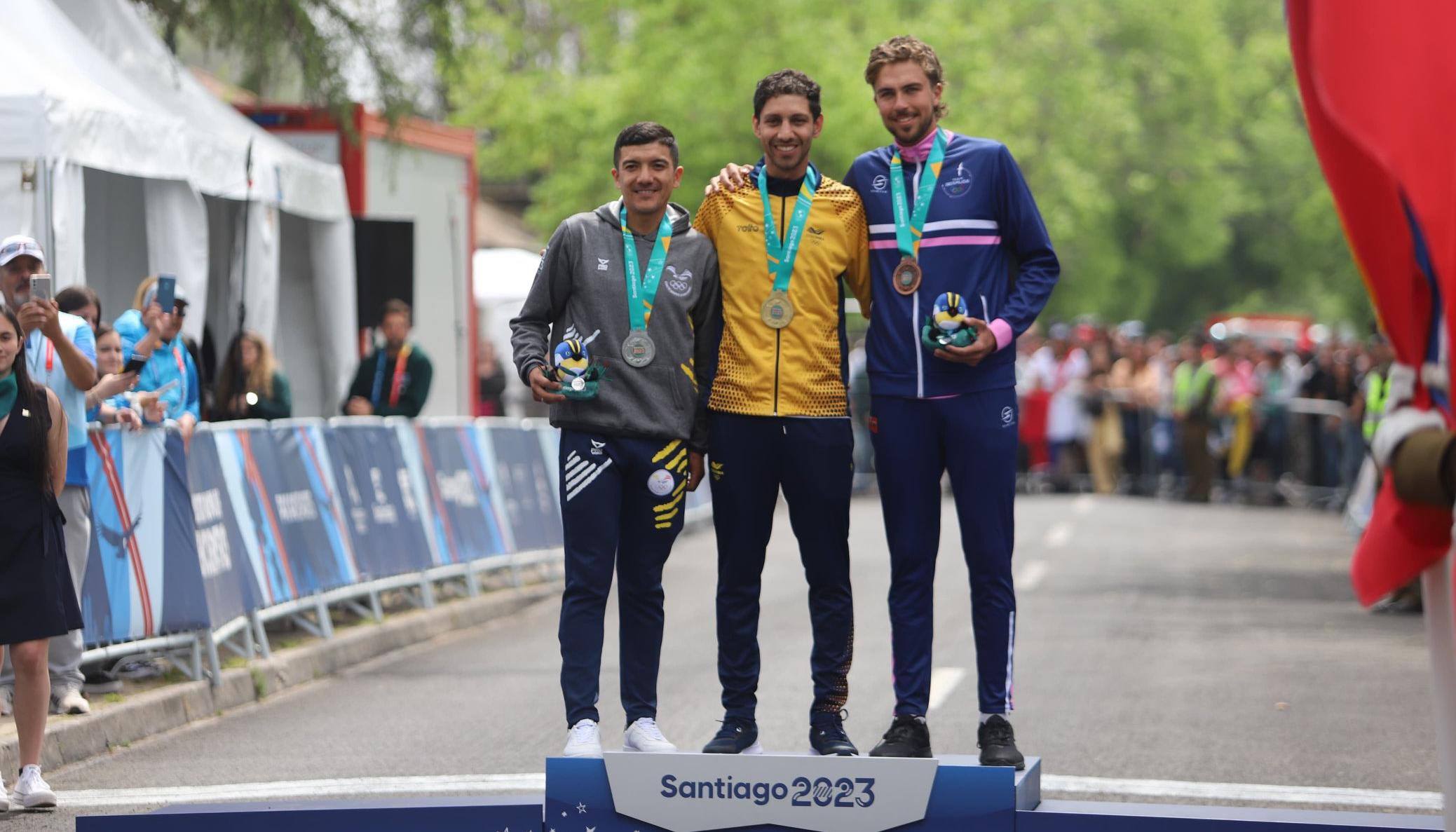 Walter Vargas en el primer lugar del podio de la contrarreloj. 