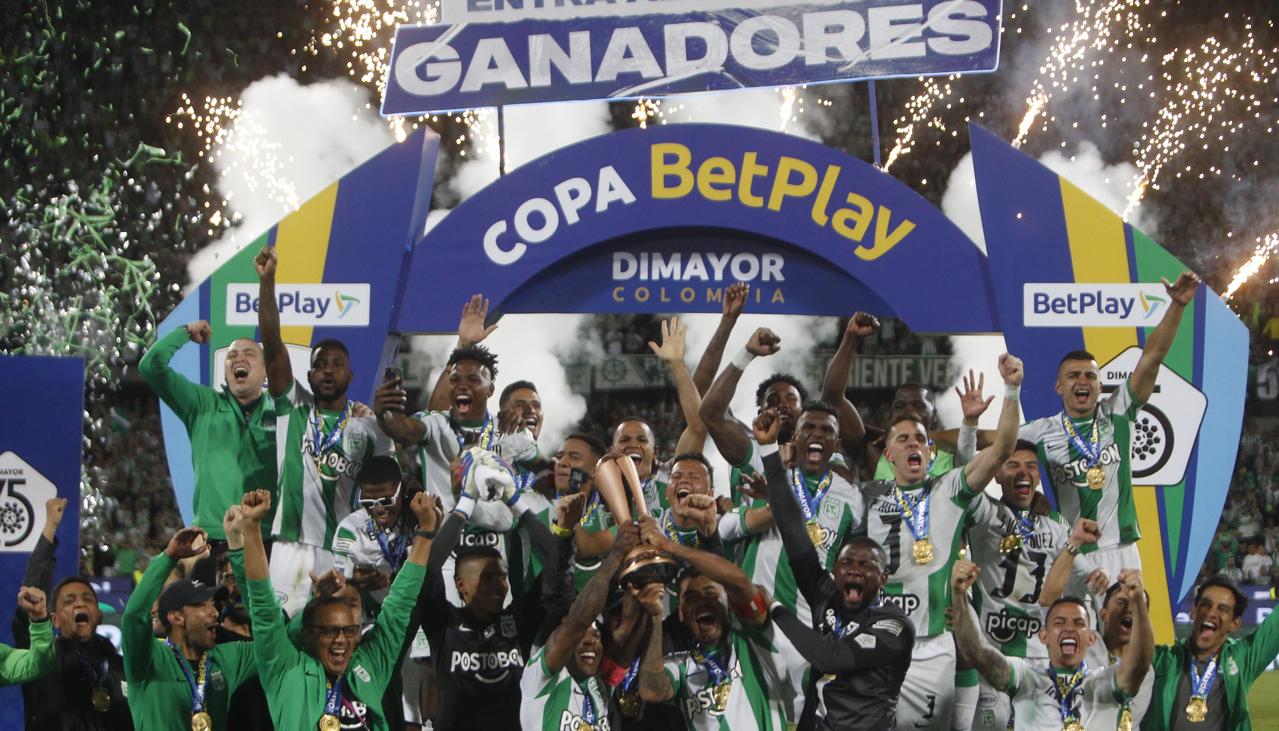 Los jugadores de Nacional tras recibir el trofeo que los consagra campeones de la Copa Colombia. 
