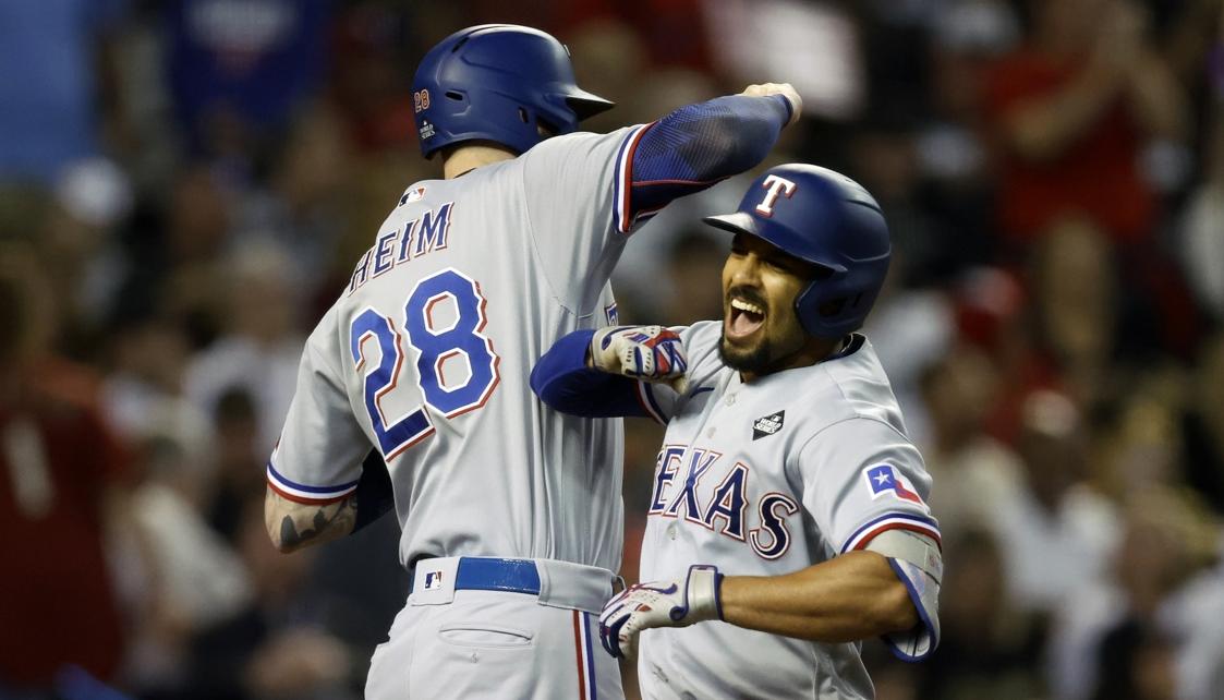 Marcus Semien celebra con Jonah Heim tras conectar un jonrón de tres carreras en el tercer inning.