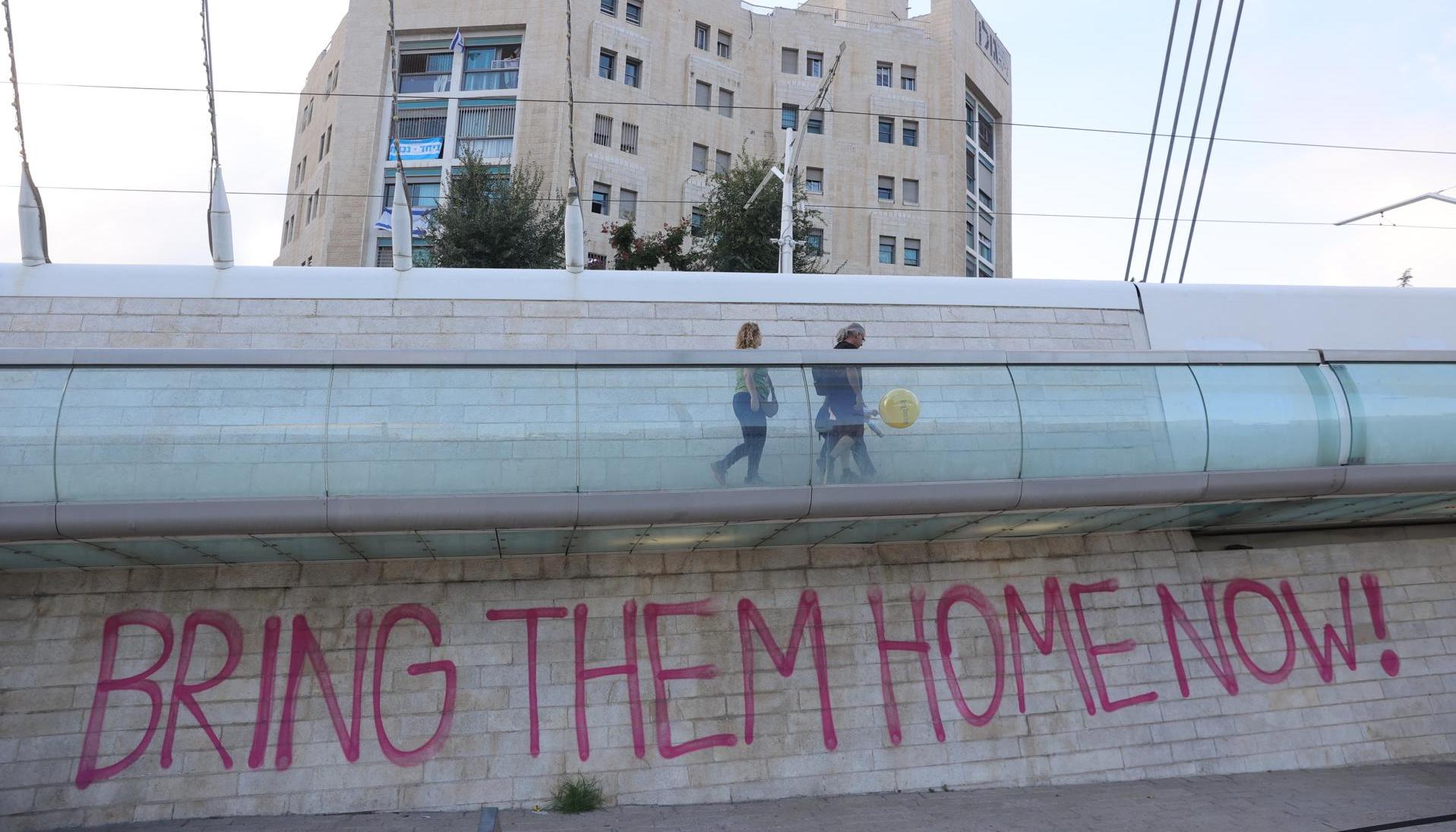 Mural pidiendo al Gobierno israelí que traiga a casa a los rehenes secuestrados por Hamas.