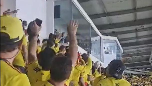 Imagen de los abucheos hacia el palco donde estaba la familia del Presidente.