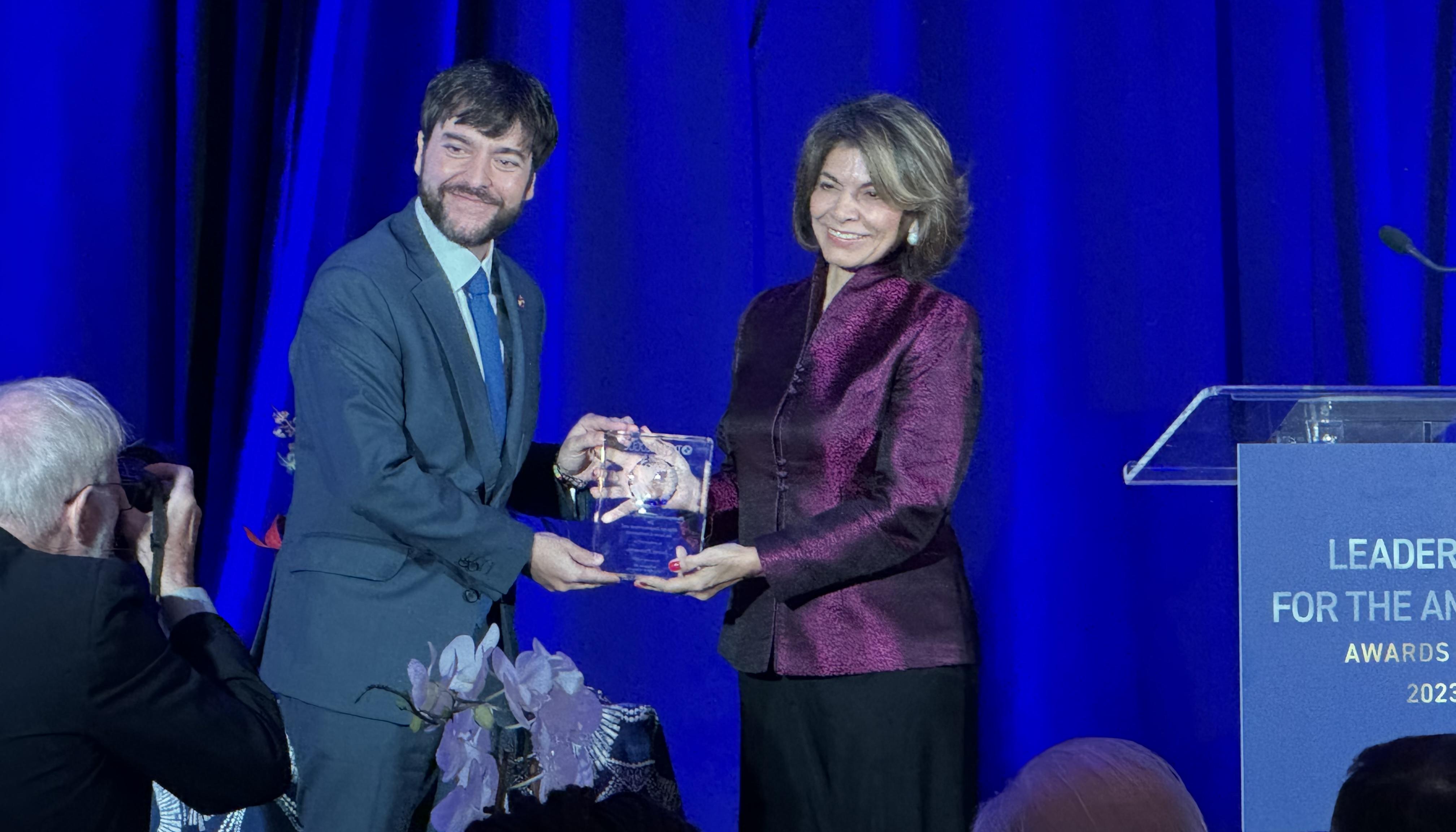 El Alcalde Jaime Pumarejo recibiendo el premio al liderazgo para las Américas.