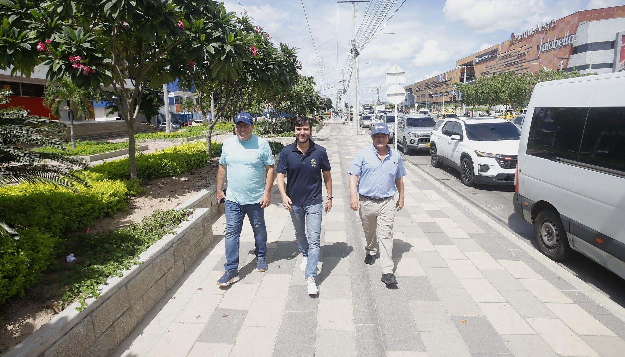 El Alcalde Jaime Pumarejo inspeccionando la calle 30.