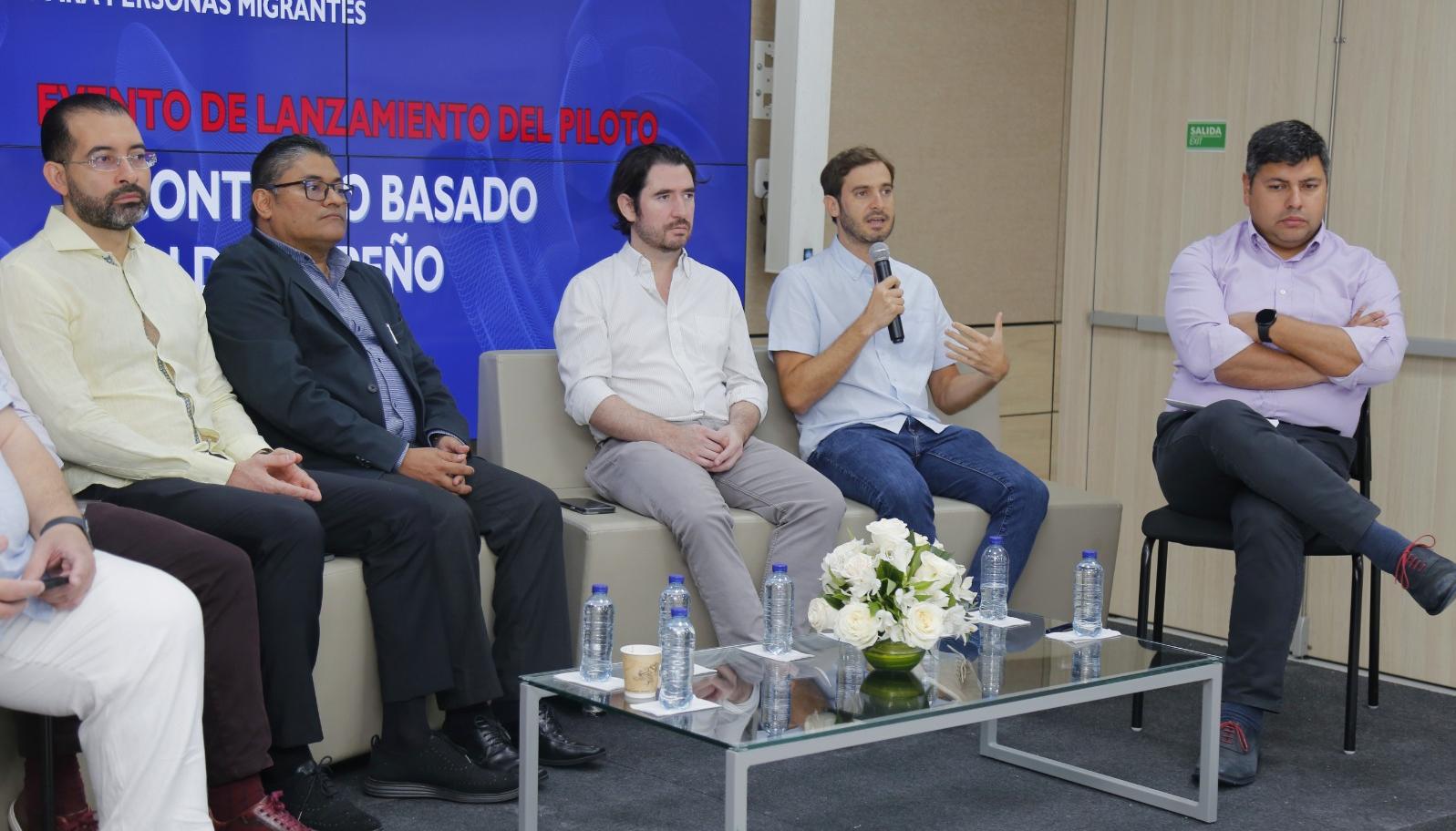 Alfredo Carbonell, gerente de Desarrollo Social del Distrito de Barranquilla junto a otros delegados.