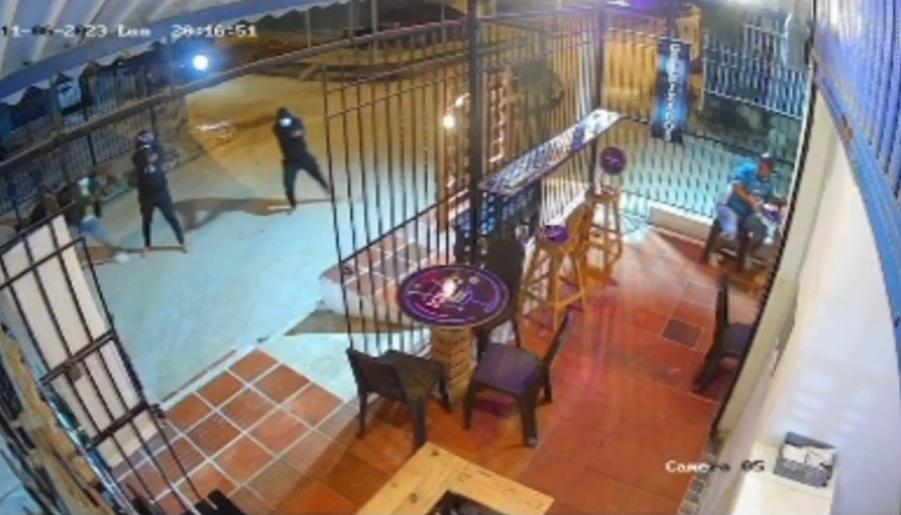 Momento exacto en el que tres hombres comienzan a disparar contra el local.