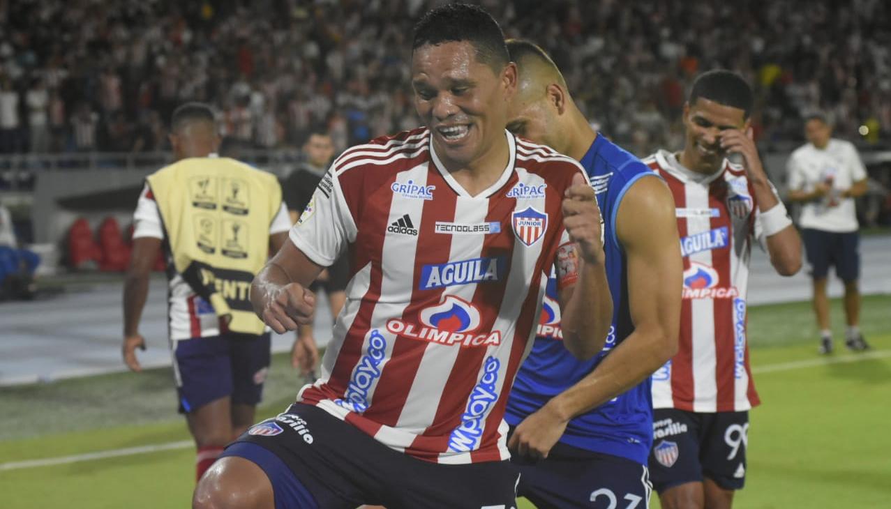 Carlos Bacca celebrando su gol.