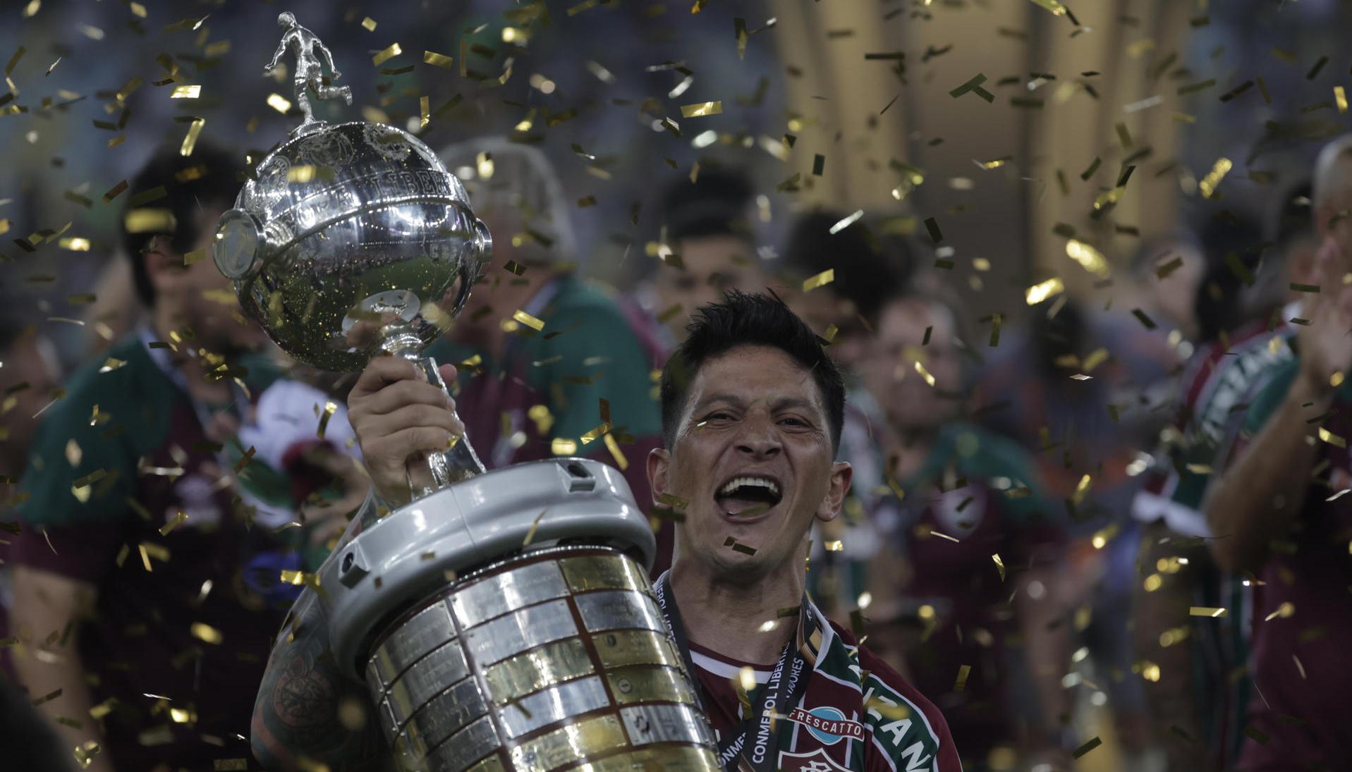 Germán Cano levantando el trofeo de la Copa Libertadores.