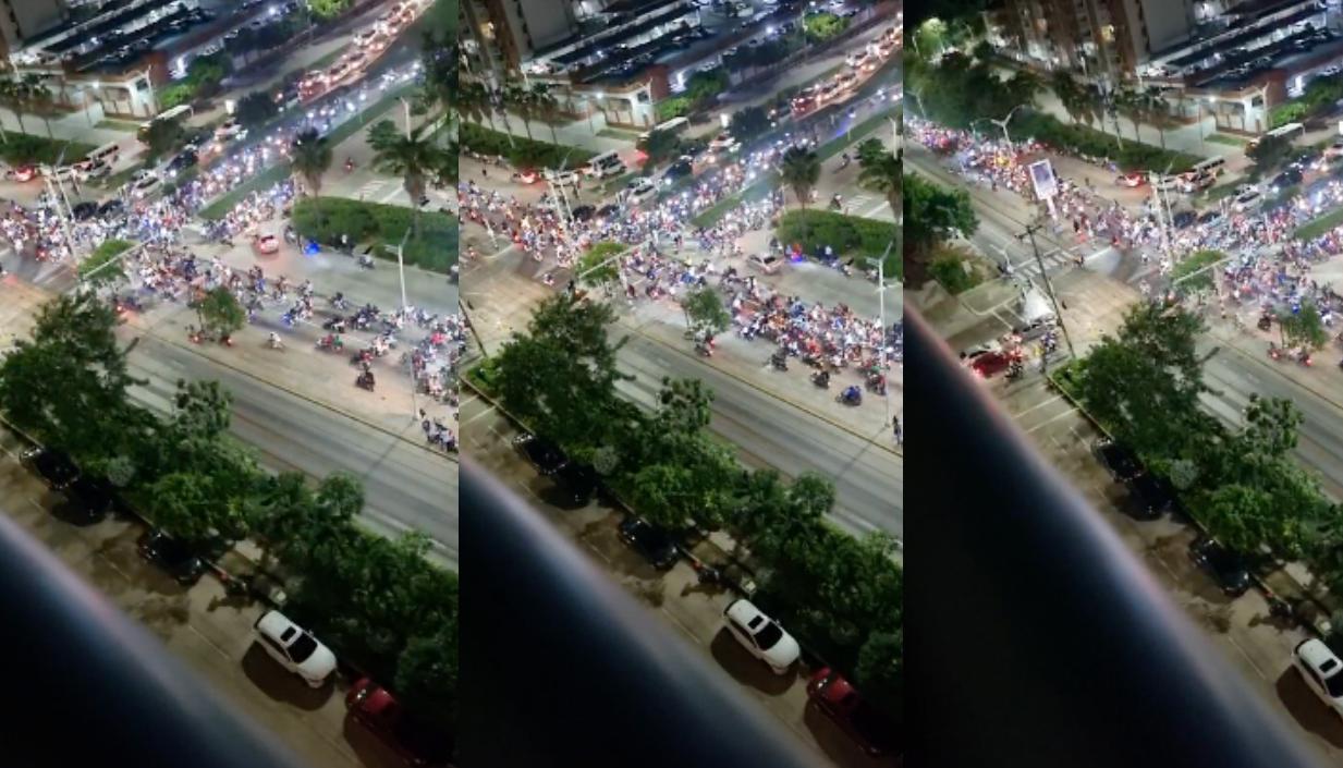 Caravanas de motociclistas en el norte de Barranquilla en la noche del sábado. 