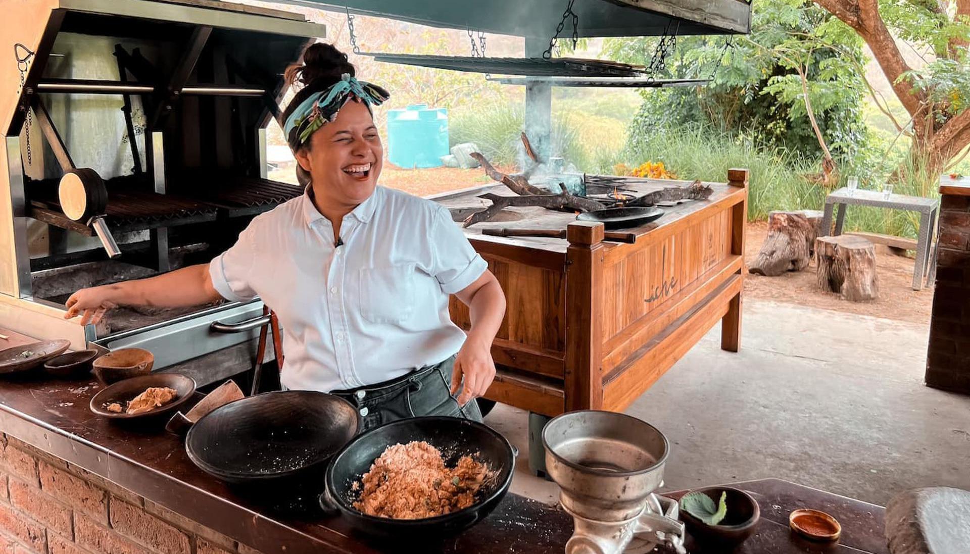 Chef Valentina Álvarez preparar un plato típico en el restaurante Iche.