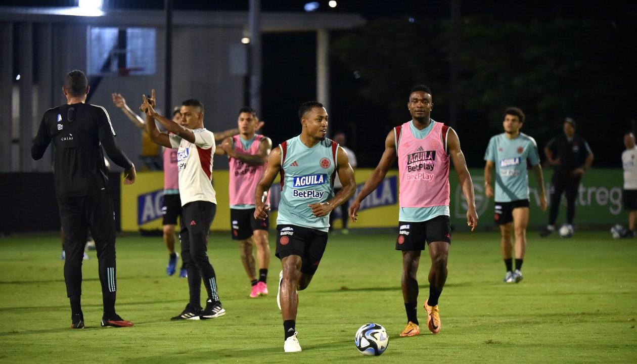 Willer Ditta transportando el balón en uno de los entrenamientos de la selección Colombia.