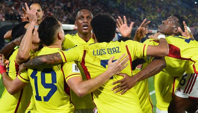 Los jugadores de la selección Colombia celebrando el gol de la victoria ante Paraguay.