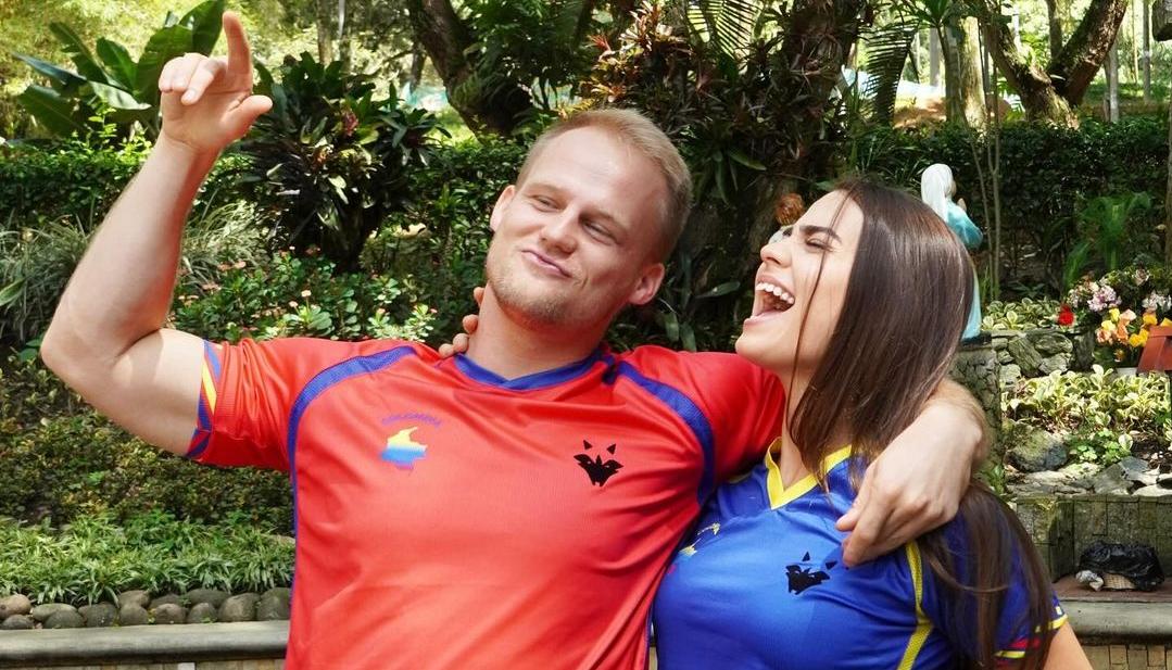 Dominic Wolf posando con una de sus nuevas camisetas de Colombia.