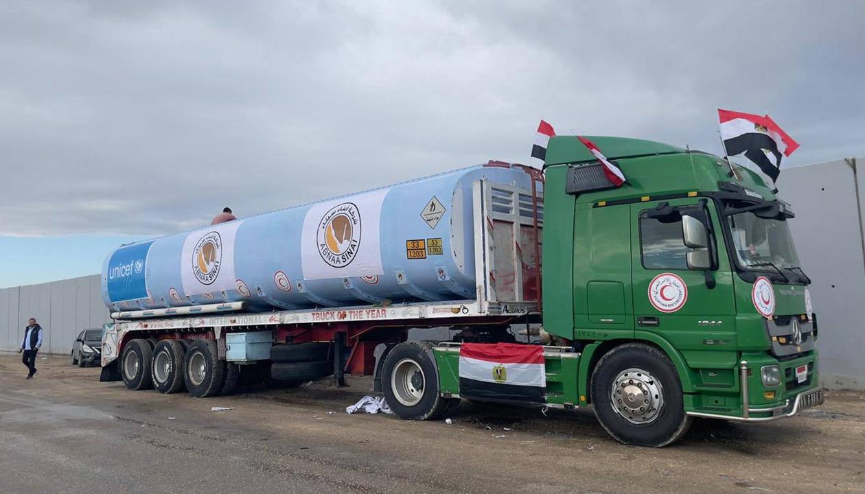 Un camión egipcio para entregar combustible a la Franja de Gaza.