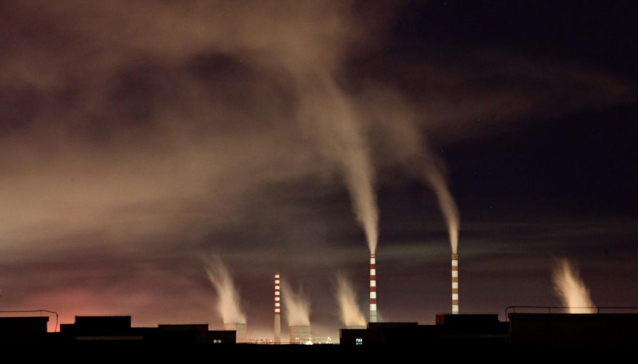 Chimeneas de una planta de energía de carbón emiten humo en una imagen en China.