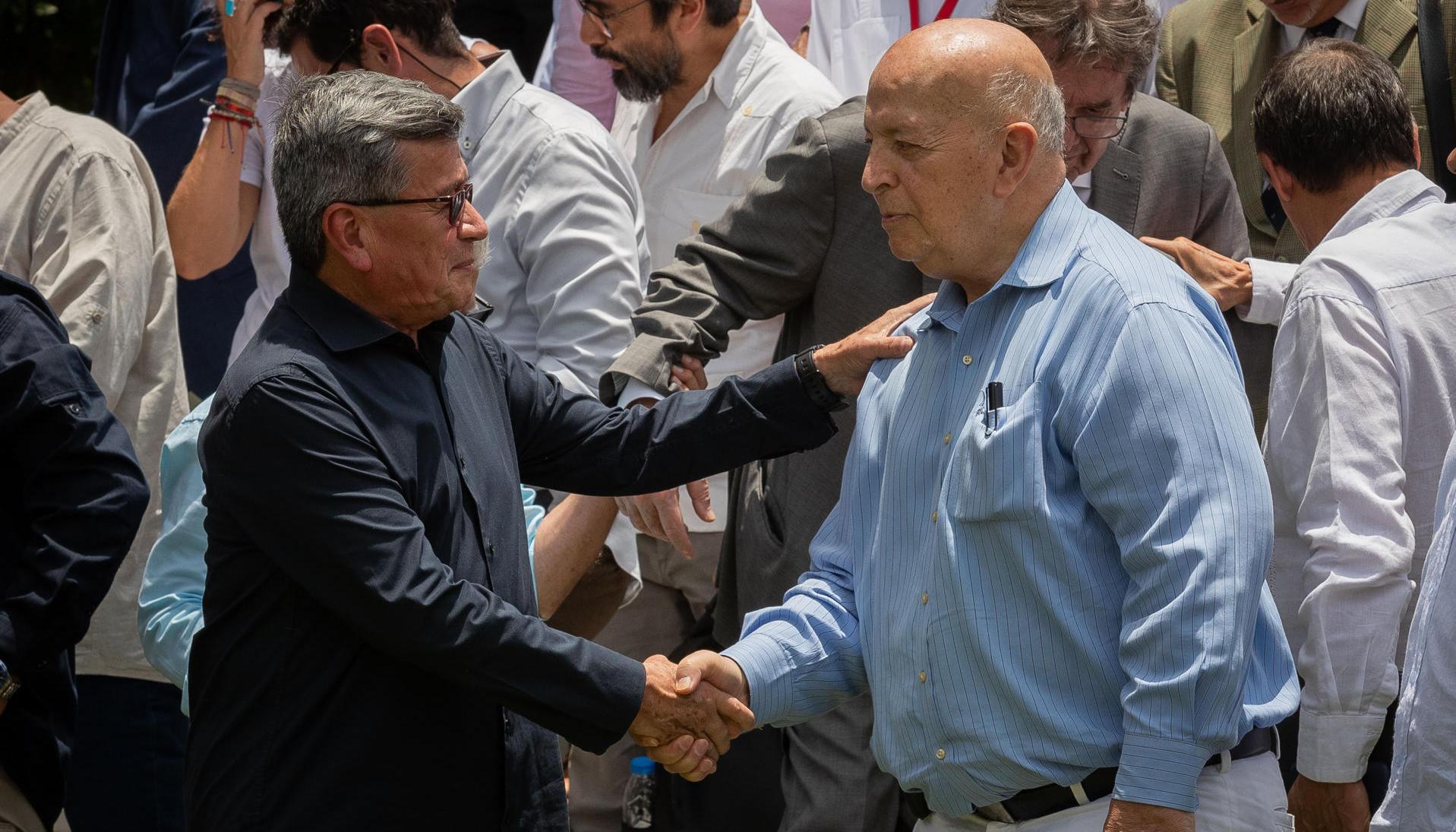 Pablo Beltrán, jefe de la delegación del ELN, saludando a Otty Patiño, jefe de la delegación del Gobierno.