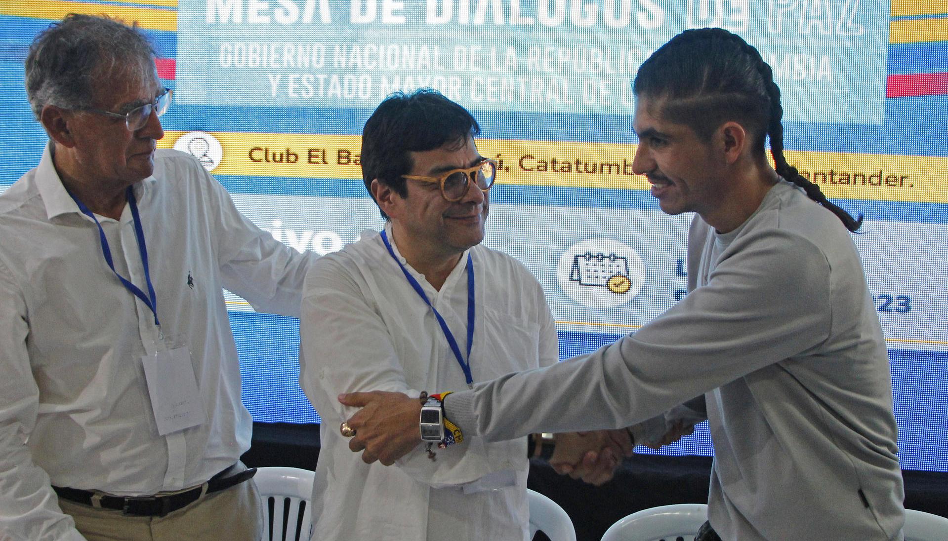 Camilo González Posso (izquierda) con Danilo Rueda (centro) y Andrey Avendaño (derecha) en octubre de 2023.