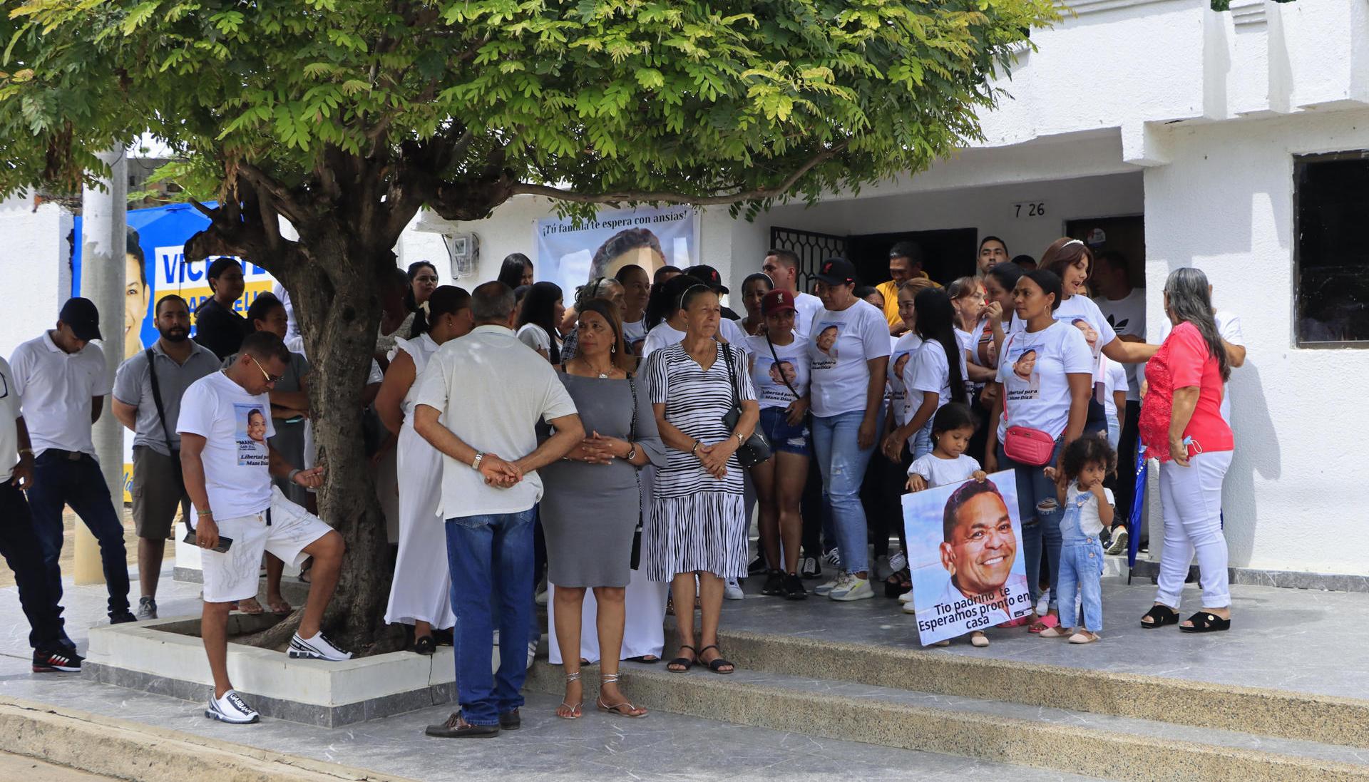 Varias personas reunidas a las afueras de la casa del papá de Luis Díaz.