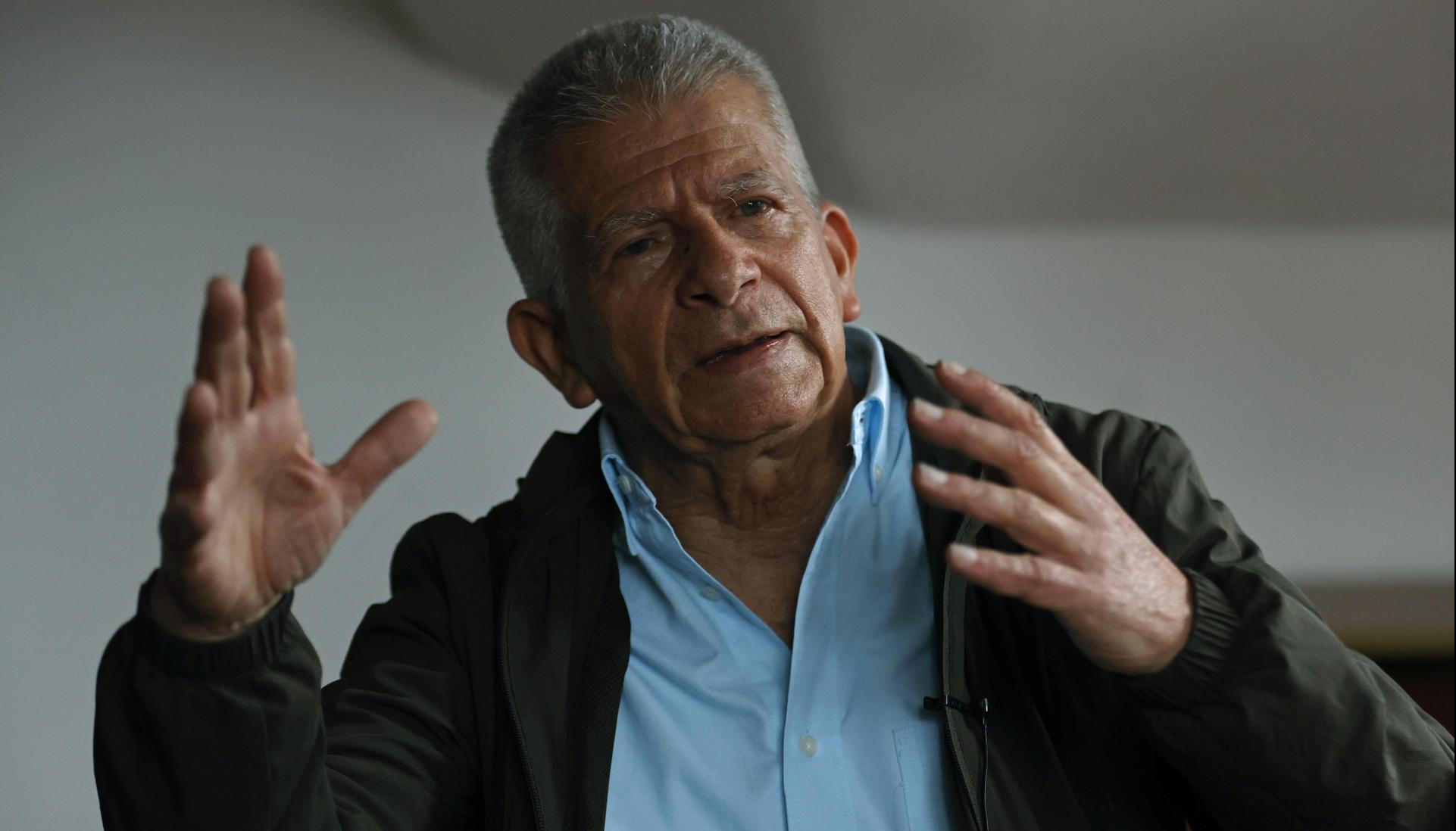 El jefe negociador del ELN, Aureliano Carbonell, habla durante una entrevista con EFE.
